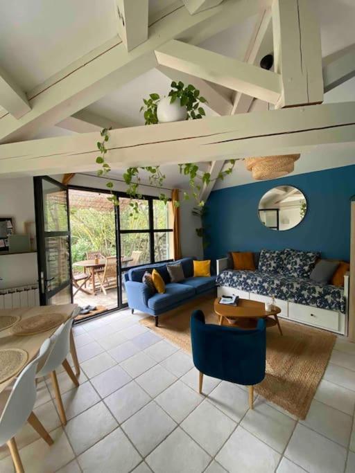 Charmante Dependance Avec Piscine En Provence *